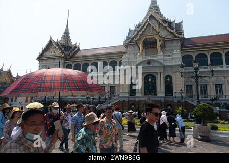 Bangkok, Thailand. März 2024. Touristen gesehen, die den Großen Palast in Bangkok besuchten. Thailand und China haben vereinbart, die Visumpflicht für die Nationen der anderen Länder aufzuheben, die am 1. März 2024 wirksam werden und den Tourismus und die Wirtschaft zwischen den beiden Ländern fördern sollen. (Foto: Peerapon Boonyakiat/SOPA Images/SIPA USA) Credit: SIPA USA/Alamy Live News Stockfoto