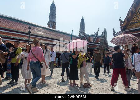 Bangkok, Thailand. März 2024. Touristen gesehen, die den Tempel des Smaragdbuddhas in Bangkok besuchten. Thailand und China haben vereinbart, die Visumpflicht für die Nationen der anderen Länder aufzuheben, die am 1. März 2024 wirksam werden und den Tourismus und die Wirtschaft zwischen den beiden Ländern fördern sollen. (Foto: Peerapon Boonyakiat/SOPA Images/SIPA USA) Credit: SIPA USA/Alamy Live News Stockfoto