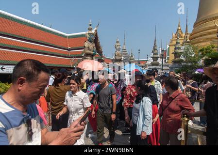 Bangkok, Thailand. März 2024. Touristen gesehen, die den Tempel des Smaragdbuddhas in Bangkok besuchten. Thailand und China haben vereinbart, die Visumpflicht für die Nationen der anderen Länder aufzuheben, die am 1. März 2024 wirksam werden und den Tourismus und die Wirtschaft zwischen den beiden Ländern fördern sollen. (Foto: Peerapon Boonyakiat/SOPA Images/SIPA USA) Credit: SIPA USA/Alamy Live News Stockfoto