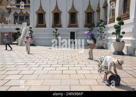 Bangkok, Thailand. März 2024. Touristen gesehen, die den Großen Palast in Bangkok besuchten. Thailand und China haben vereinbart, die Visumpflicht für die Nationen der anderen Länder aufzuheben, die am 1. März 2024 wirksam werden und den Tourismus und die Wirtschaft zwischen den beiden Ländern fördern sollen. (Foto: Peerapon Boonyakiat/SOPA Images/SIPA USA) Credit: SIPA USA/Alamy Live News Stockfoto