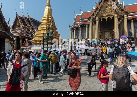 Bangkok, Thailand. März 2024. Touristen gesehen, die den Tempel des Smaragdbuddhas in Bangkok besuchten. Thailand und China haben vereinbart, die Visumpflicht für die Nationen der anderen Länder aufzuheben, die am 1. März 2024 wirksam werden und den Tourismus und die Wirtschaft zwischen den beiden Ländern fördern sollen. (Foto: Peerapon Boonyakiat/SOPA Images/SIPA USA) Credit: SIPA USA/Alamy Live News Stockfoto