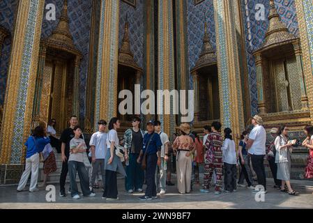 Bangkok, Thailand. März 2024. Chinesische Touristen sahen den Tempel des Smaragdbuddhas in Bangkok. Thailand und China haben vereinbart, die Visumpflicht für die Nationen der anderen Länder aufzuheben, die am 1. März 2024 wirksam werden und den Tourismus und die Wirtschaft zwischen den beiden Ländern fördern sollen. Quelle: SOPA Images Limited/Alamy Live News Stockfoto