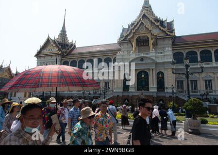 Bangkok, Thailand. März 2024. Touristen gesehen, die den Großen Palast in Bangkok besuchten. Thailand und China haben vereinbart, die Visumpflicht für die Nationen der anderen Länder aufzuheben, die am 1. März 2024 wirksam werden und den Tourismus und die Wirtschaft zwischen den beiden Ländern fördern sollen. Quelle: SOPA Images Limited/Alamy Live News Stockfoto