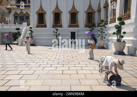 Bangkok, Thailand. März 2024. Touristen gesehen, die den Großen Palast in Bangkok besuchten. Thailand und China haben vereinbart, die Visumpflicht für die Nationen der anderen Länder aufzuheben, die am 1. März 2024 wirksam werden und den Tourismus und die Wirtschaft zwischen den beiden Ländern fördern sollen. Quelle: SOPA Images Limited/Alamy Live News Stockfoto