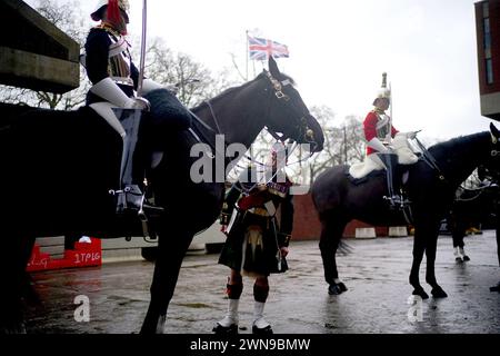 Ein Mitglied der Blues and Royals (links) und der Life Guards (rechts), beide Teile der Household Cavalry, werden während des Princess Elizabeth Cup, dem jährlichen Pokal der besten ausgestellten Soldaten, in den Hyde Park Barracks in London, bewertet. Im Mai treffen die Gewinner auf König Karl III. Bei der Royal Windsor Horse Show, bei der der Gesamtsieger den Pokal erhält. Bilddatum: Freitag, 1. März 2024. Stockfoto