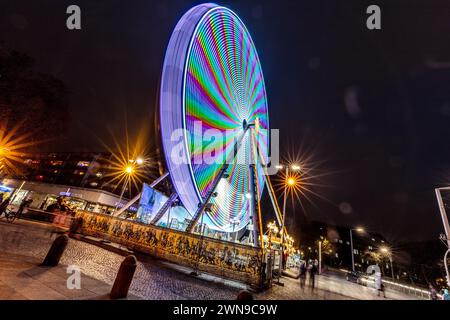 Nachtszene mit einem Riesenrad in Langzeitbelichtung, erzeugt leuchtende Lichtspuren, Augustusmarkt Augustusbrücke Dresden Stockfoto