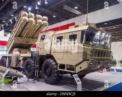 Abu Dhabi, VAE - 25. Februar 2015: NORINCO AR3 370 mm MLRS (Multiple Launch Rocket System) auf der IDEX 2015 Stockfoto