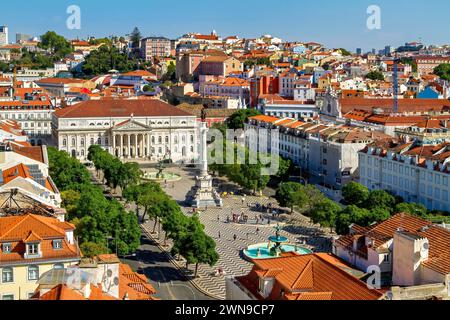 Blick aus der Vogelperspektive auf einen belebten Stadtplatz, umgeben von klassischer Architektur unter einem klaren blauen Himmel, Lissabon Stockfoto