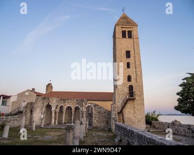 Ruinen und Glockenturm der Basilika St. Johannes des Evangelisten, Altstadt, Rab, Insel Rab, Kroatien Stockfoto