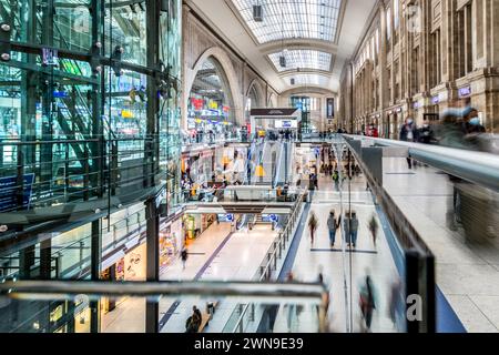 Lebhafte Atmosphäre im modernen Bahnhof mit Glasfassade und zahlreichen Geschäften, Leipziger Hauptbahnhof Stockfoto