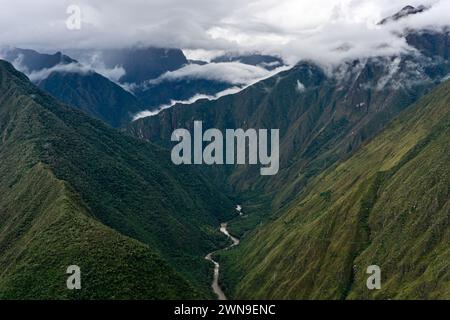 Ein Fluss durchquert die Anden. Hochwertige Fotos Stockfoto