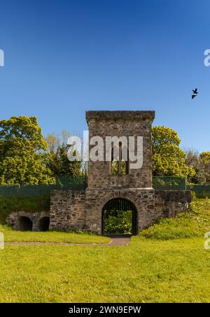 Der Toreingang zum Hillsborough Fort im Forest Park der Stadt, County Down, Nordirland Stockfoto