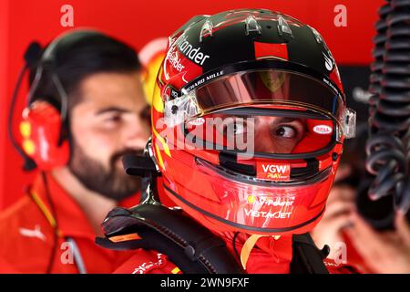 Sakhir, Bahrain. März 2024. Carlos Sainz Jr (ESP) Ferrari. 01.03.2024. Formel-1-Weltmeisterschaft, Rd 1, Grand Prix Von Bahrain, Sakhir, Bahrain, Qualifizierender Tag. Das Foto sollte lauten: XPB/Alamy Live News. Stockfoto