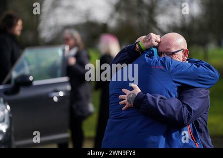 Harry Dunns Vater Tim Dunn umarmt seinen Freund Radd Seiger, nachdem er an einer zweiten Beerdigung für Harry Dunn im Banbury Crematorium in Oxfordshire teilgenommen hatte. nachdem Körpergewebe auf einigen Kleidungsstücken gefunden wurde, als die Polizei einen Teil seines Motorrads und seiner Kleidung zurückgab, mehr als vier Jahre nachdem er bei einem Unfall mit einem Mitarbeiter des US-Außenministeriums getötet wurde. Bilddatum: Freitag, 1. März 2024. Stockfoto