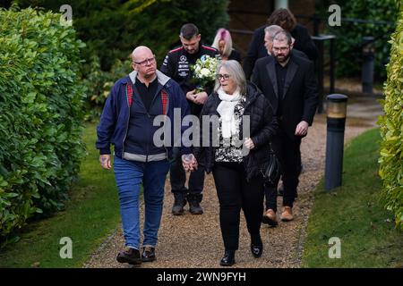 Die Familie von Harry Dunn nahm an seiner zweiten Beerdigung im Banbury Crematorium in Oxfordshire Teil, nachdem Körpergewebe auf einigen Kleidungsstücken gefunden wurde, als die Polizei mehr als vier Jahre nach dem Tod eines Mitarbeiters des US-Außenministeriums einen Teil seines Motorrads und seiner Kleidung zurückgab. Bilddatum: Freitag, 1. März 2024. Stockfoto