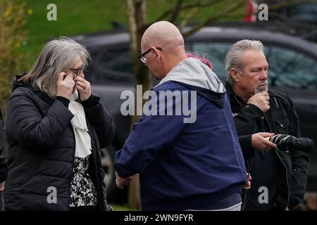 Die Familie von Harry Dunn nahm an seiner zweiten Beerdigung im Banbury Crematorium in Oxfordshire Teil, nachdem Körpergewebe auf einigen Kleidungsstücken gefunden wurde, als die Polizei mehr als vier Jahre nach dem Tod eines Mitarbeiters des US-Außenministeriums einen Teil seines Motorrads und seiner Kleidung zurückgab. Bilddatum: Freitag, 1. März 2024. Stockfoto