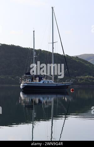 Segelyacht auf einem stillen Meeresloch Stockfoto