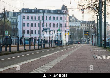 Leipzig - Fahrer stellen sich gegen Streik: Viele LVB-Bahnen und -Busse fahren trotz Verdi-Ausstand 01.03.2024 gegen 7,30 Uhr Leipzig, Stadtgebiet nach dem Streikaufruf der Gewerkschaft Verdi auch bei den Leipziger Verkehrsbetrieben stehen am Freitag viele Straßenbahnen und Buss in der Messestadt still. Dennoch fahren - zur Überraschung vieler ÖPNV-Nutzer - am Morgen viele Straßenbahnen und Busse. Am Straßenbahnhof Angerbrücke im Leipziger Westen sind am Freitagmorgen nur etwa 50 Prozent der Belegschaft in den Ausstand getreten, die anderen haben ihre Arbeit aufgenommen. Ein LVB-Sprecher sagt Stockfoto