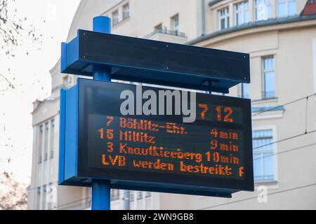 Leipzig - Fahrer stellen sich gegen Streik: Viele LVB-Bahnen und -Busse fahren trotz Verdi-Ausstand 01.03.2024 gegen 7,30 Uhr Leipzig, Stadtgebiet nach dem Streikaufruf der Gewerkschaft Verdi auch bei den Leipziger Verkehrsbetrieben stehen am Freitag viele Straßenbahnen und Buss in der Messestadt still. Dennoch fahren - zur Überraschung vieler ÖPNV-Nutzer - am Morgen viele Straßenbahnen und Busse. Am Straßenbahnhof Angerbrücke im Leipziger Westen sind am Freitagmorgen nur etwa 50 Prozent der Belegschaft in den Ausstand getreten, die anderen haben ihre Arbeit aufgenommen. Ein LVB-Sprecher sagt Stockfoto