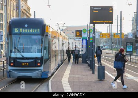 Leipzig - Fahrer stellen sich gegen Streik: Viele LVB-Bahnen und -Busse fahren trotz Verdi-Ausstand 01.03.2024 gegen 7,30 Uhr Leipzig, Stadtgebiet nach dem Streikaufruf der Gewerkschaft Verdi auch bei den Leipziger Verkehrsbetrieben stehen am Freitag viele Straßenbahnen und Buss in der Messestadt still. Dennoch fahren - zur Überraschung vieler ÖPNV-Nutzer - am Morgen viele Straßenbahnen und Busse. Am Straßenbahnhof Angerbrücke im Leipziger Westen sind am Freitagmorgen nur etwa 50 Prozent der Belegschaft in den Ausstand getreten, die anderen haben ihre Arbeit aufgenommen. Ein LVB-Sprecher sagt Stockfoto