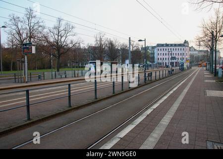 Leipzig - Fahrer stellen sich gegen Streik: Viele LVB-Bahnen und -Busse fahren trotz Verdi-Ausstand 01.03.2024 gegen 7,30 Uhr Leipzig, Stadtgebiet nach dem Streikaufruf der Gewerkschaft Verdi auch bei den Leipziger Verkehrsbetrieben stehen am Freitag viele Straßenbahnen und Buss in der Messestadt still. Dennoch fahren - zur Überraschung vieler ÖPNV-Nutzer - am Morgen viele Straßenbahnen und Busse. Am Straßenbahnhof Angerbrücke im Leipziger Westen sind am Freitagmorgen nur etwa 50 Prozent der Belegschaft in den Ausstand getreten, die anderen haben ihre Arbeit aufgenommen. Ein LVB-Sprecher sagt Stockfoto