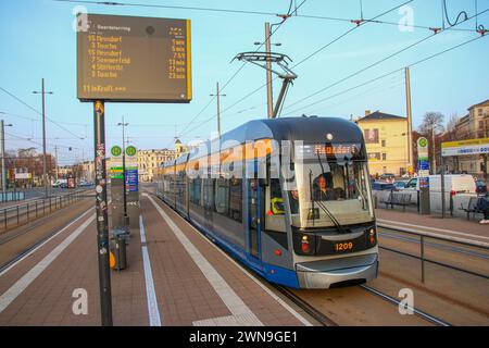 Leipzig - Fahrer stellen sich gegen Streik: Viele LVB-Bahnen und -Busse fahren trotz Verdi-Ausstand 01.03.2024 gegen 7,30 Uhr Leipzig, Stadtgebiet nach dem Streikaufruf der Gewerkschaft Verdi auch bei den Leipziger Verkehrsbetrieben stehen am Freitag viele Straßenbahnen und Buss in der Messestadt still. Dennoch fahren - zur Überraschung vieler ÖPNV-Nutzer - am Morgen viele Straßenbahnen und Busse. Am Straßenbahnhof Angerbrücke im Leipziger Westen sind am Freitagmorgen nur etwa 50 Prozent der Belegschaft in den Ausstand getreten, die anderen haben ihre Arbeit aufgenommen. Ein LVB-Sprecher sagt Stockfoto