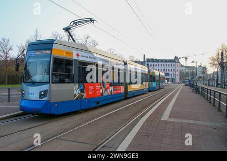 Leipzig - Fahrer stellen sich gegen Streik: Viele LVB-Bahnen und -Busse fahren trotz Verdi-Ausstand 01.03.2024 gegen 7,30 Uhr Leipzig, Stadtgebiet nach dem Streikaufruf der Gewerkschaft Verdi auch bei den Leipziger Verkehrsbetrieben stehen am Freitag viele Straßenbahnen und Buss in der Messestadt still. Dennoch fahren - zur Überraschung vieler ÖPNV-Nutzer - am Morgen viele Straßenbahnen und Busse. Am Straßenbahnhof Angerbrücke im Leipziger Westen sind am Freitagmorgen nur etwa 50 Prozent der Belegschaft in den Ausstand getreten, die anderen haben ihre Arbeit aufgenommen. Ein LVB-Sprecher sagt Stockfoto