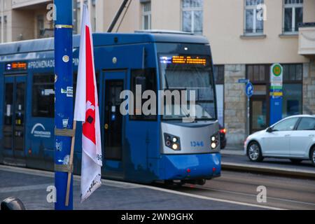 Leipzig - Fahrer stellen sich gegen Streik: Viele LVB-Bahnen und -Busse fahren trotz Verdi-Ausstand 01.03.2024 gegen 7,30 Uhr Leipzig, Stadtgebiet nach dem Streikaufruf der Gewerkschaft Verdi auch bei den Leipziger Verkehrsbetrieben stehen am Freitag viele Straßenbahnen und Buss in der Messestadt still. Dennoch fahren - zur Überraschung vieler ÖPNV-Nutzer - am Morgen viele Straßenbahnen und Busse. Am Straßenbahnhof Angerbrücke im Leipziger Westen sind am Freitagmorgen nur etwa 50 Prozent der Belegschaft in den Ausstand getreten, die anderen haben ihre Arbeit aufgenommen. Ein LVB-Sprecher sagt Stockfoto