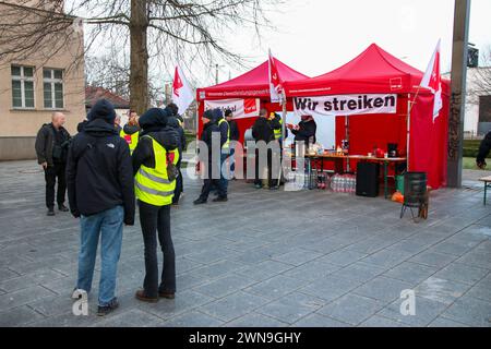 Leipzig - Fahrer stellen sich gegen Streik: Viele LVB-Bahnen und -Busse fahren trotz Verdi-Ausstand 01.03.2024 gegen 7,30 Uhr Leipzig, Stadtgebiet nach dem Streikaufruf der Gewerkschaft Verdi auch bei den Leipziger Verkehrsbetrieben stehen am Freitag viele Straßenbahnen und Buss in der Messestadt still. Dennoch fahren - zur Überraschung vieler ÖPNV-Nutzer - am Morgen viele Straßenbahnen und Busse. Am Straßenbahnhof Angerbrücke im Leipziger Westen sind am Freitagmorgen nur etwa 50 Prozent der Belegschaft in den Ausstand getreten, die anderen haben ihre Arbeit aufgenommen. Ein LVB-Sprecher sagt Stockfoto