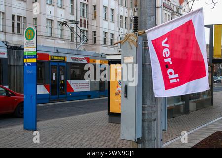 Leipzig - Fahrer stellen sich gegen Streik: Viele LVB-Bahnen und -Busse fahren trotz Verdi-Ausstand 01.03.2024 gegen 7,30 Uhr Leipzig, Stadtgebiet nach dem Streikaufruf der Gewerkschaft Verdi auch bei den Leipziger Verkehrsbetrieben stehen am Freitag viele Straßenbahnen und Buss in der Messestadt still. Dennoch fahren - zur Überraschung vieler ÖPNV-Nutzer - am Morgen viele Straßenbahnen und Busse. Am Straßenbahnhof Angerbrücke im Leipziger Westen sind am Freitagmorgen nur etwa 50 Prozent der Belegschaft in den Ausstand getreten, die anderen haben ihre Arbeit aufgenommen. Ein LVB-Sprecher sagt Stockfoto