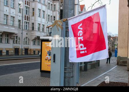 Leipzig - Fahrer stellen sich gegen Streik: Viele LVB-Bahnen und -Busse fahren trotz Verdi-Ausstand 01.03.2024 gegen 7,30 Uhr Leipzig, Stadtgebiet nach dem Streikaufruf der Gewerkschaft Verdi auch bei den Leipziger Verkehrsbetrieben stehen am Freitag viele Straßenbahnen und Buss in der Messestadt still. Dennoch fahren - zur Überraschung vieler ÖPNV-Nutzer - am Morgen viele Straßenbahnen und Busse. Am Straßenbahnhof Angerbrücke im Leipziger Westen sind am Freitagmorgen nur etwa 50 Prozent der Belegschaft in den Ausstand getreten, die anderen haben ihre Arbeit aufgenommen. Ein LVB-Sprecher sagt Stockfoto