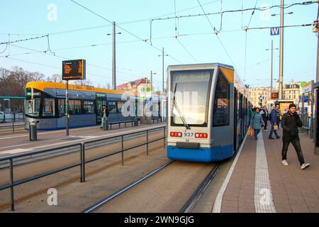 Leipzig - Fahrer stellen sich gegen Streik: Viele LVB-Bahnen und -Busse fahren trotz Verdi-Ausstand 01.03.2024 gegen 7,30 Uhr Leipzig, Stadtgebiet nach dem Streikaufruf der Gewerkschaft Verdi auch bei den Leipziger Verkehrsbetrieben stehen am Freitag viele Straßenbahnen und Buss in der Messestadt still. Dennoch fahren - zur Überraschung vieler ÖPNV-Nutzer - am Morgen viele Straßenbahnen und Busse. Am Straßenbahnhof Angerbrücke im Leipziger Westen sind am Freitagmorgen nur etwa 50 Prozent der Belegschaft in den Ausstand getreten, die anderen haben ihre Arbeit aufgenommen. Ein LVB-Sprecher sagt Stockfoto