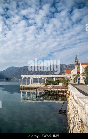 Ein malerischer Blick auf die Kirche des Heiligen Nikolaus in Perasta, Montenegro Stockfoto