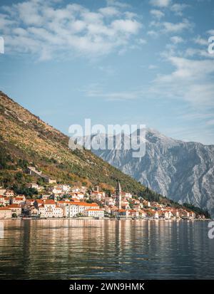 Ein malerischer Blick auf die Kirche des Heiligen Nikolaus in Perasta, Montenegro Stockfoto