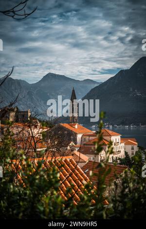 Ein malerischer Blick auf die Kirche des Heiligen Nikolaus in Perasta, Montenegro Stockfoto