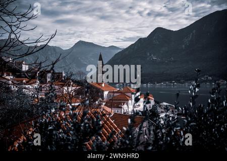 Ein malerischer Blick auf die Kirche des Heiligen Nikolaus in Perasta, Montenegro Stockfoto