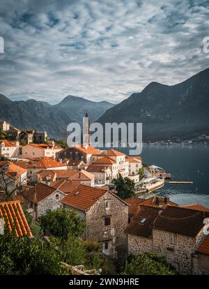 Ein malerischer Blick auf die Kirche des Heiligen Nikolaus in Perasta, Montenegro Stockfoto