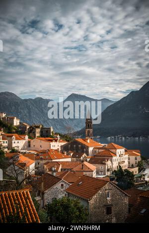 Ein malerischer Blick auf die Kirche des Heiligen Nikolaus in Perasta, Montenegro Stockfoto