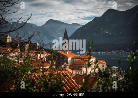 Ein malerischer Blick auf die Kirche des Heiligen Nikolaus in Perasta, Montenegro Stockfoto