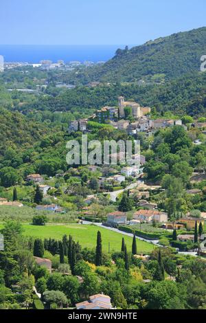 Blick von oben über Auribeau sur Siagne mit dem Meer im Hintergrund, Alpes Maritimes, Französische Riviera, 06, PACA Stockfoto