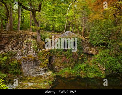 Die Eremitage (verwendet in Game of Thrones) am Shimna River im Tollymore Forest Park im County Down, Nordirland Stockfoto