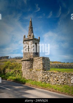 Eine der Follies von Viscount Limerick, in der Nähe des Bryansford Gate im Tollymore Forest Park im County Down, Nordirland Stockfoto