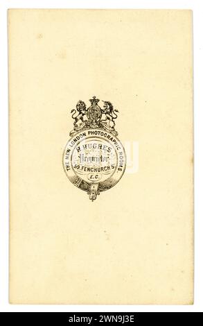 Rückseite der original viktorianischen Carte de Visite (Visitenkarte oder CDV Studio von H Hughes 59 Fenchurch St. London EC1. Um 1864. Stockfoto