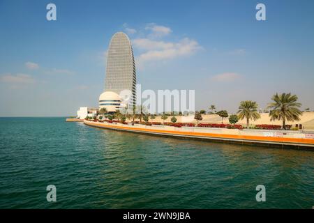 Januar 2024, Abudhabitisch, VAE. Al Sail Tower am Al Raha Beach in Abu Dhabi ist ein modernes Wohngebäude mit Apartments und Villen. Stockfoto