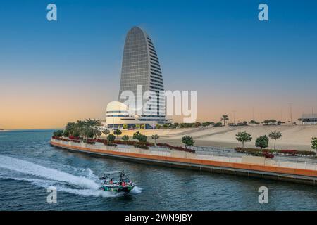 Januar 2024, Abudhabitisch, VAE. Al Sail Tower am Al Raha Beach in Abu Dhabi ist ein modernes Wohngebäude mit Apartments und Villen. Stockfoto