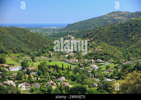 Blick von oben über Auribeau sur Siagne mit dem Meer im Hintergrund, Alpes Maritimes, Französische Riviera, 06, PACA Stockfoto