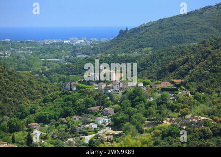 Blick von oben über Auribeau sur Siagne mit dem Meer im Hintergrund, Alpes Maritimes, Französische Riviera, 06, PACA Stockfoto