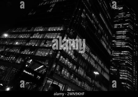 Eindrucksvolle abstrakte, monochrome Architekturlandschaft mit Wolkenkratzer-Büros, beleuchtet bei Nacht auf dem Bishopsgate in der Nähe der Liverpool Street, City of London Stockfoto
