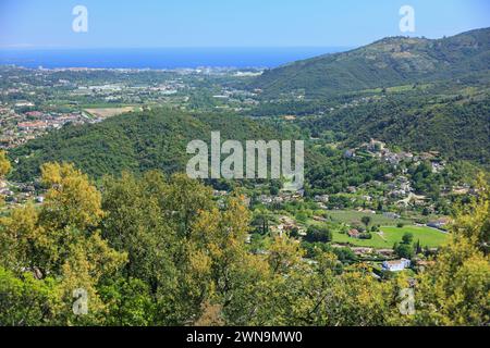 Blick von oben über Auribeau sur Siagne mit dem Meer im Hintergrund, Alpes Maritimes, Französische Riviera, 06, PACA Stockfoto