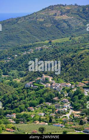 Blick von oben über Auribeau sur Siagne mit dem Meer im Hintergrund, Alpes Maritimes, Französische Riviera, 06, PACA Stockfoto